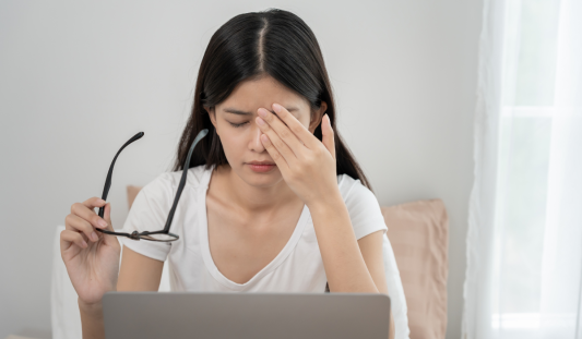 Secchezza oculare, bruciore e arrossamento? Scopri quando il collirio può davvero aiutare